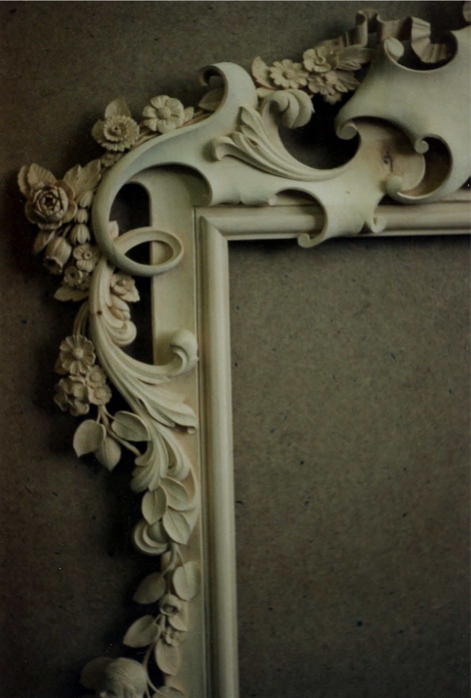 Close up detail of the head of the mirror by Jose Sarabia - mirror wembley head