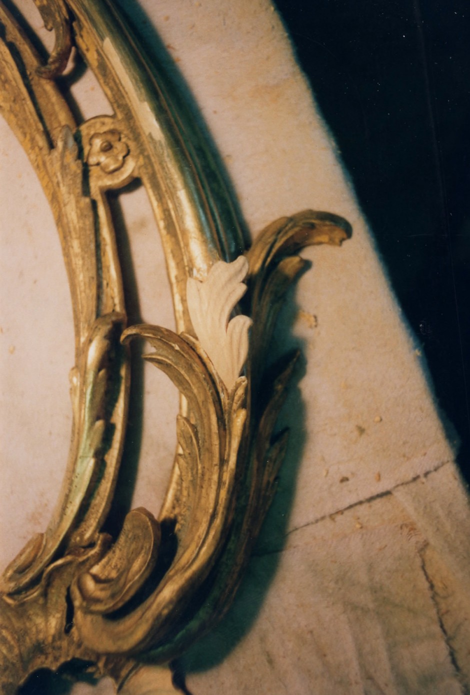 Close up of mirror frame repair - mirror repair close up jose sarabia georgian restoration