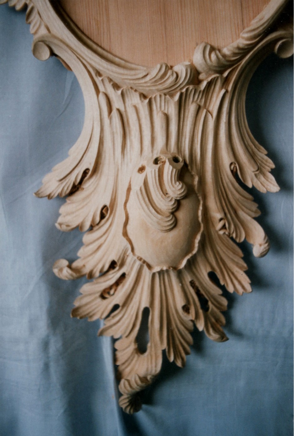 Detail of the mirror base carving - mirror base carving girondelle