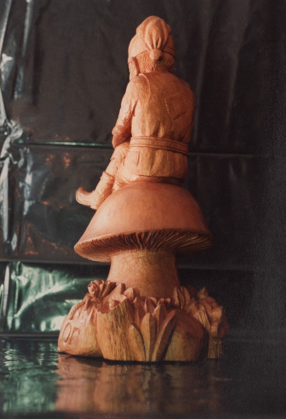 Rear view of the gnome by traditional woodcarver, Jose Sarabia - jose sarabia woodcarver gnome on a toadstool
